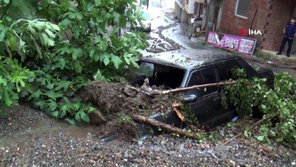 Giresun’da şiddetli yağış nedeniyle istinat duvarı çöktü