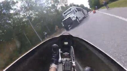 Un vélomobile glisse sur une ligne blanche