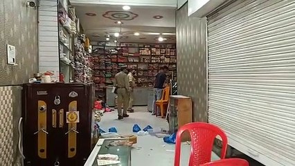 चोरों ने सर्राफा व्यापारी की दुकान से की लाखों की चोरी