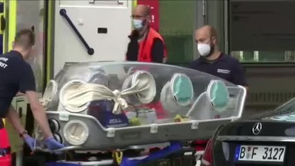 El opositor ruso Alexei Navalny llega a Berlín para ser tratado en Alemania