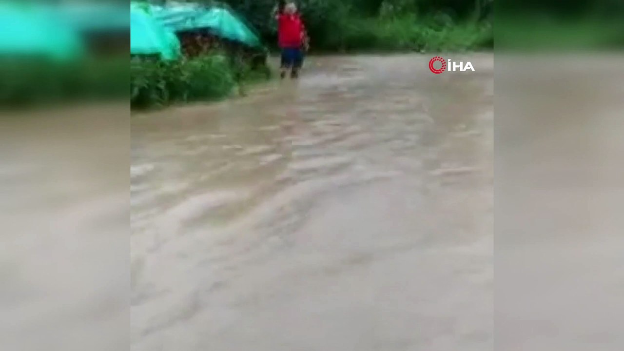Giresun’un Yağlıdere ilçesinde sel...Yağlıdere Deresi taştı, yollar göle döndü