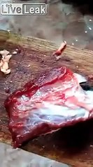 Même découpée, cette viande bouge toujours et bat comme si elle était vivante