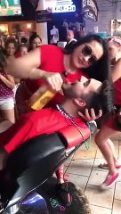 Regardez pourquoi cette barmaid est très en colère contre une autre fille...