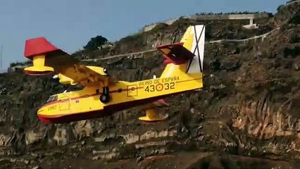 Hidroaviones trabajando en el incendio de Garafía