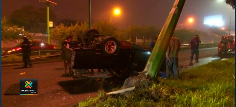 tn7-Choque-contra-poste-dejó-dos-personas-heridas-en-Circunvalación-220820
