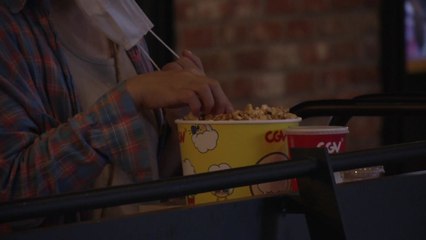 "마스크 벗고 팝콘?" 영화관 방역 강화해야 / YTN