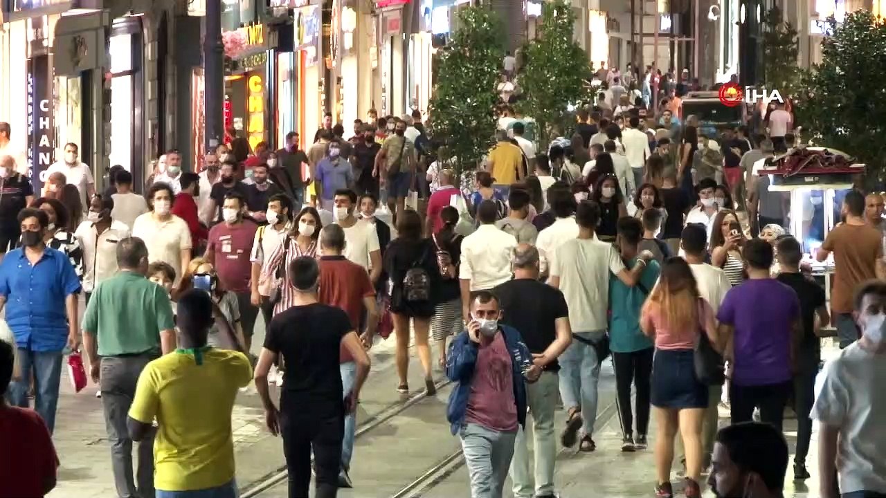 İstiklal Caddesi’nde koronavirüs unutuldu