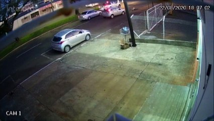 Após colisão, por pouco motociclista não é atropelado por outro carro; veja o vídeo