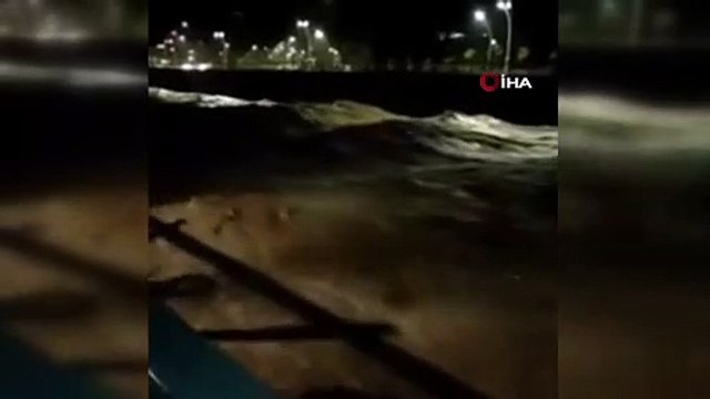 Rize’de şiddetli yağış...Derecik Köyü’nde yollar kapandı, bir araç toprak altında kaldı