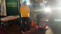 Colisão traseira deixa dois ocupantes de moto feridos na Avenida Brasil