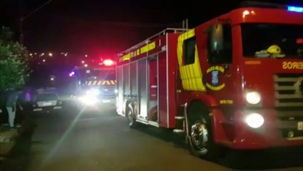 Bombeiros controlam incêndio em imóvel no Santa Felicidade