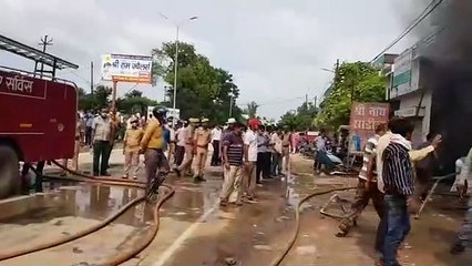 साड़ी के शोरूम में लगी भयंकर आग