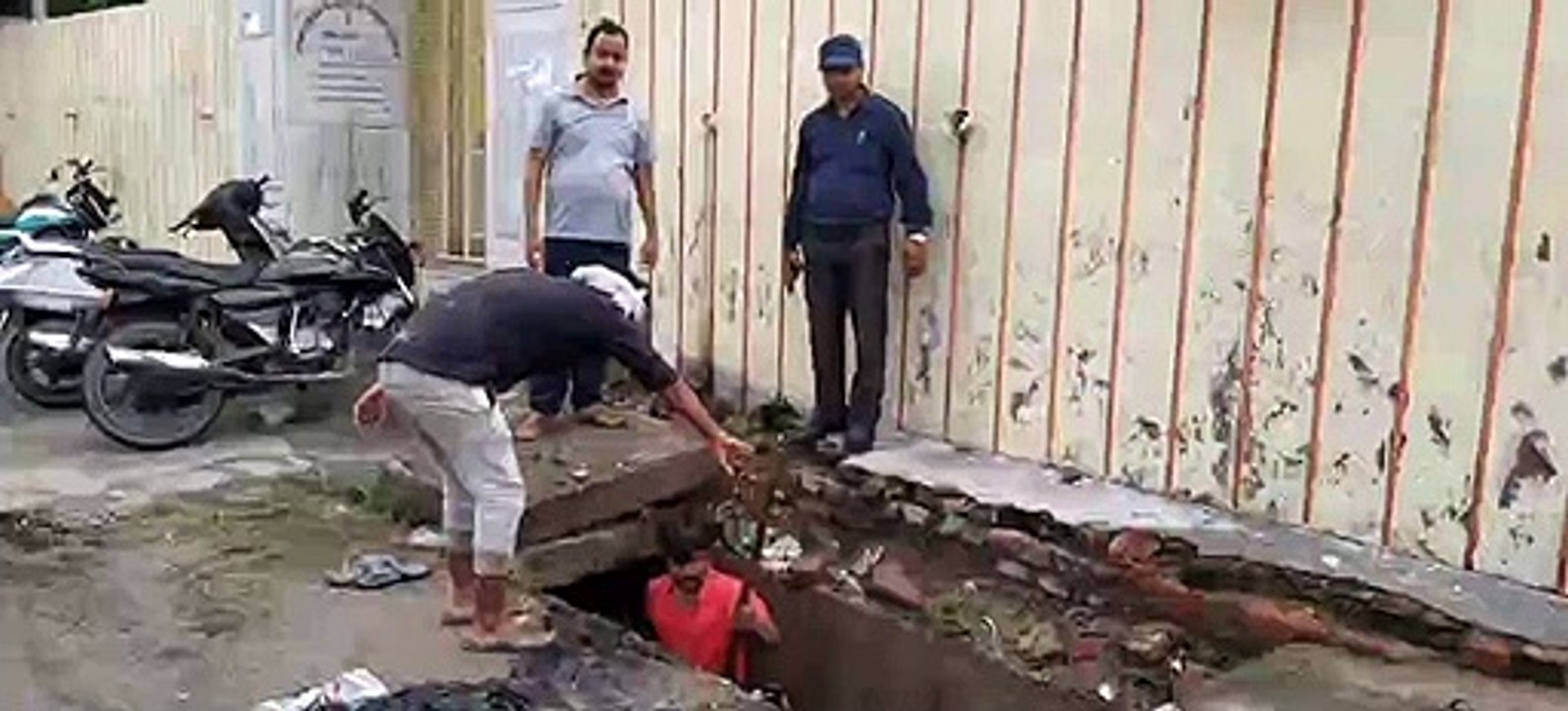 बारिश के मौसम को लेकर प्रशासन के द्वारा नालों की कराई गई साफ-सफाई
