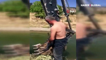 Aracıyla birlikte sulama kanalına düştü, yardımına kepçe ile muhtar yetişti