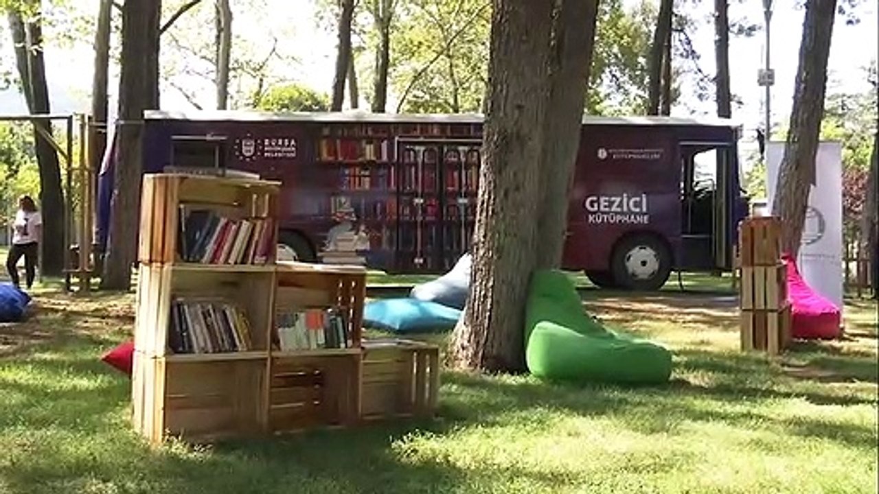 Türkiye'nin en büyük açık hava kütüphanesi Bursa'da açıldı, ekim sonuna kadar açık kalacak