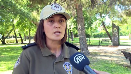 Antalya'da polisler hayvanları korumak için görev başında
