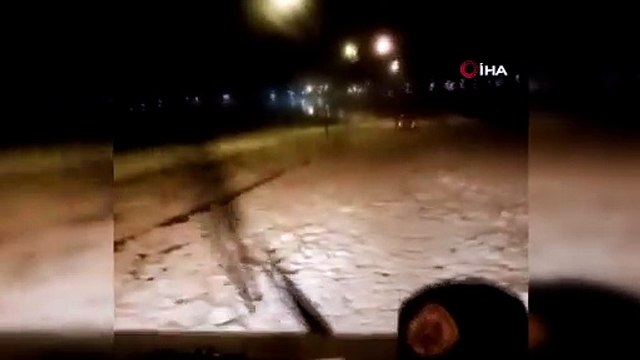 Yağan dolu araçların mahsur kalmasına neden oldu