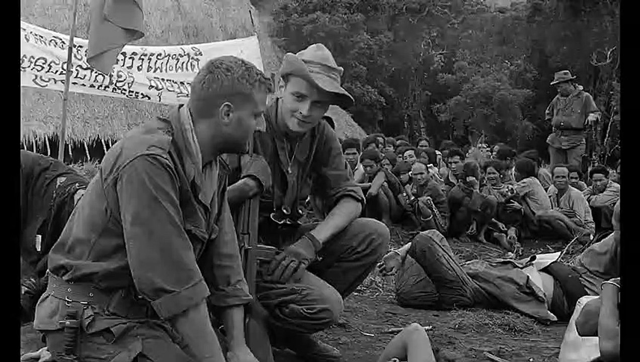 La 317ème section Film (1965) - Extrait - Blanc foutre le camp, jaune rester !