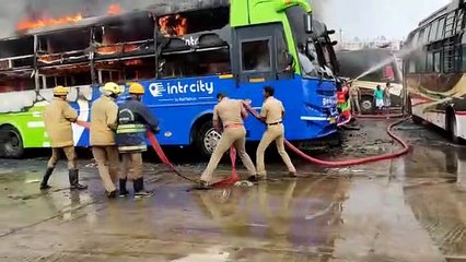 கோயம்பேடு பேருந்து நிலையத்தில்  தீவிபத்து.. பற்றி எரிந்த 5 ஆம்னி பஸ்கள் - வீடியோ