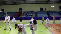 Milli antrenör, tatil için geldiği memleketinde çocuklara ücretsiz karate eğitimi veriyor