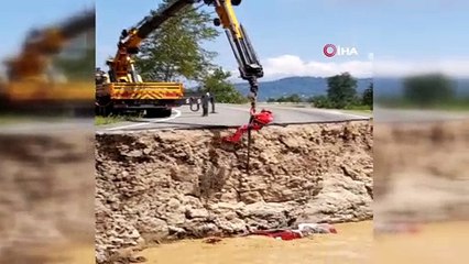 Yağlıdere-Espiye karayolunda dere içerisinde görünen araç ekipleri alarma geçirdi