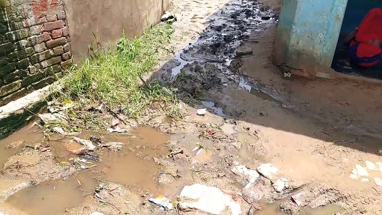 कच्ची पड़ी सड़क से स्थानीय लोगों को होती है परेशानी