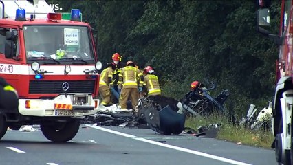 Descargar video: Polonia: scontro tra autobus e furgone, morti e feriti