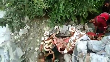 மலையில் இருந்து 40 கிமீ தூரம்- காயம்பட்ட பெண்ணை சுமந்து வந்த ராணுவ வீரர்கள் - வீடியோ