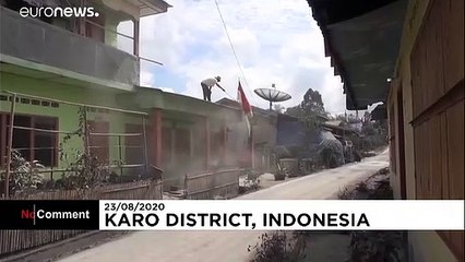 Indonesia Sinabung volcano spews new burst of hot ash