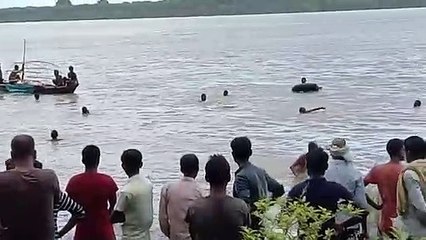 यमुना में डूबा युवक, अभी नहीं मिला कोई सुराग, गोताखोरों की तलाश जारी