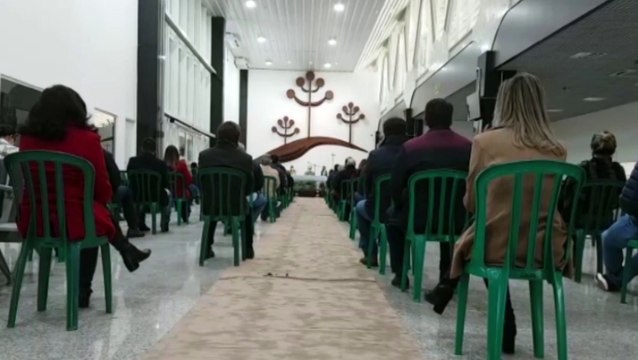 Bispo Dom Mauro realiza missa no saguão do novo terminal de passageiros do Aeroporto de Cascavel