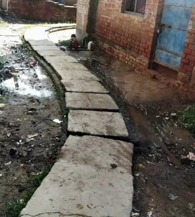 गांव में नहीं हो रहा सड़क का निर्माण, ग्रामीण परेशान