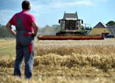 Un agriculteur refuse de vendre ses terres et se retrouve entouré de batiments