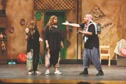 تداول مقطع فيديو لرقص شقيق هيا الشعيبي وتنكره بزي نسائي في مسرحية يثير الجدل
