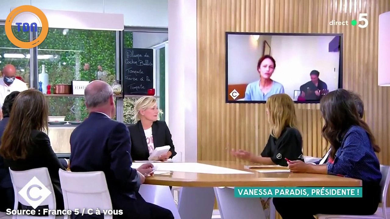 C à vous : Vanessa Paradis oublie son masque sur le plateau...