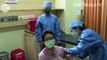Petugas medis memeriksa kesehatan relawan saat simulasi Uji Klinis Vaksin Covid-19 di Rumah Sakit Pendidikan Universitas Padjadjaran, Jalan Prof. Eyckman, Kota Bandung.