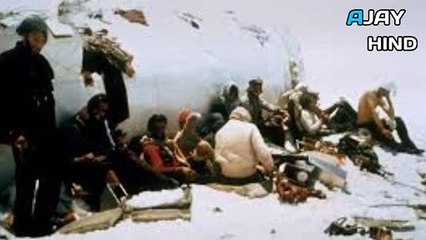 उडता हुआ प्लेन के टकराने के बाद प्लेन बर्फ में गुम हो गया
