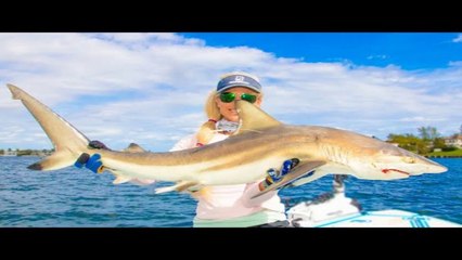 Video herunterladen: Wagered an EIGHT YEAR Friendship on this SHARK! Florida Inshore Fishing Video!