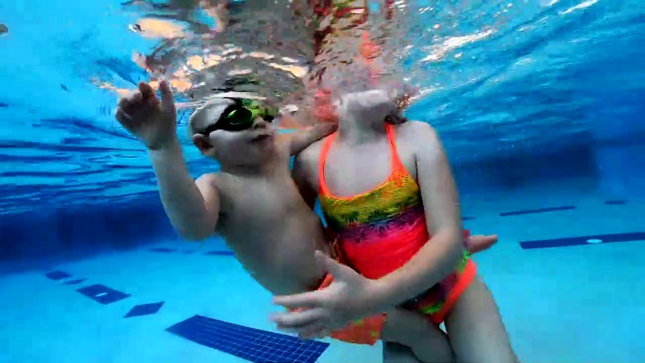 Sophia e João Paulo na Piscina