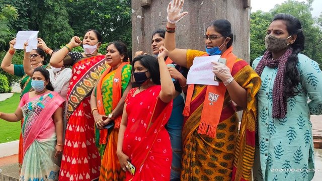 గన్ పార్క్ వద్ద BJP Mahila Morcha స్ట్రైక్ | MLA Saidi Reddy క్షమాపణ చెప్పాలని డిమాండ్