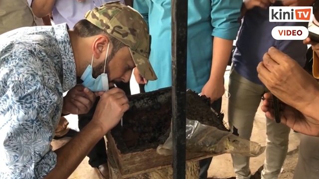 Mukhriz cuba madu kelulut bersama calon bebas PRK Slim