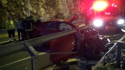 Otomobil bariyerlere saplandı, kız kardeşleri ölüm ayırdı
