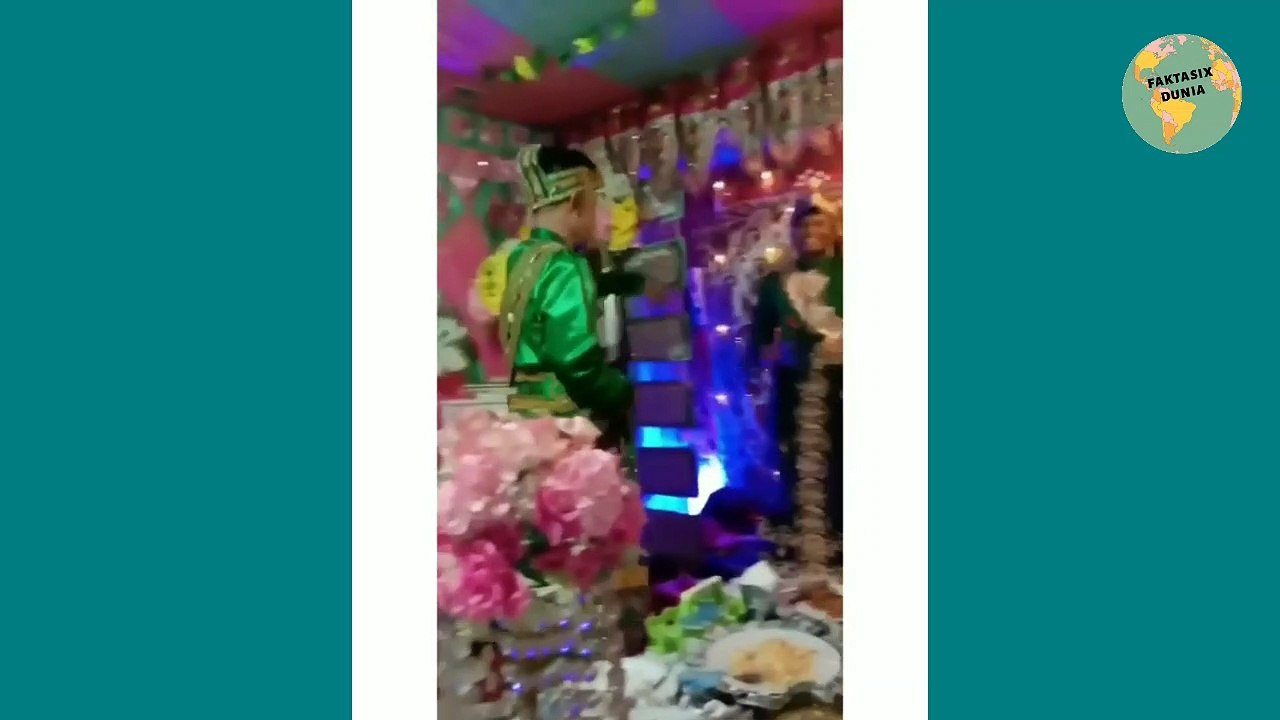 Mantannya Tidak Mau Kalah, Ikutan Pakai Baju Adat Biar Dikira Pengantin Pria