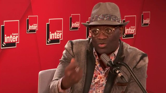 Alain Mabanckou : Certains noirs américains, quand ils me voient, ont une soif de comment je vais expliquer mon Afrique. De l'autre côté, beaucoup pensent que nous avons été complices dans le transport tragique de leurs ancêtres vers l'Amérique.