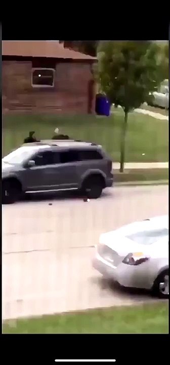 ABD polisinden yeni vahşet! Bir siyahiyi arkadan vurdular