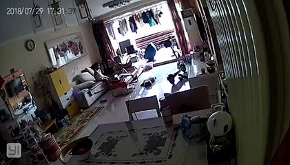 VÍDEO: se INCENDIA la batería de su PATINETE eléctrico y se lía parda [TG]
