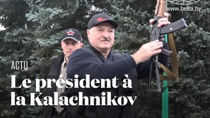 En Biélorussie, le président Alexandre Loukachenko menace ses opposants armé d'un fusil Kalachnikov