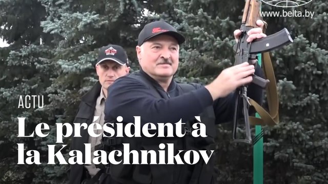 En Biélorussie, le président Alexandre Loukachenko menace ses opposants armé d'un fusil Kalachnikov