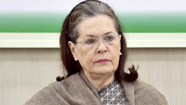 Sonia offers to resign as party chief in CWC meet