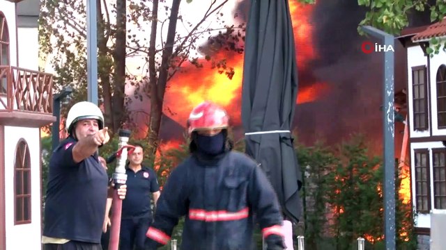 Sakarya'da süpermarketin deposu alev alev yanıyor
